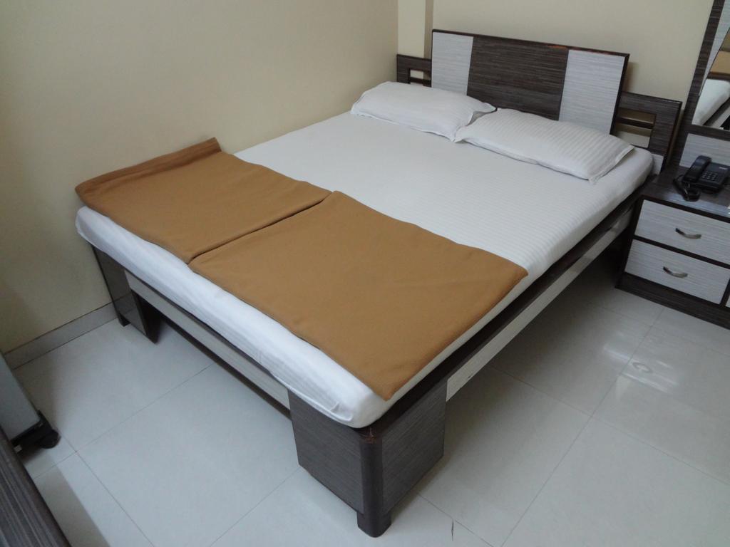 Hotel Broadway Colaba Mumbai Zimmer foto